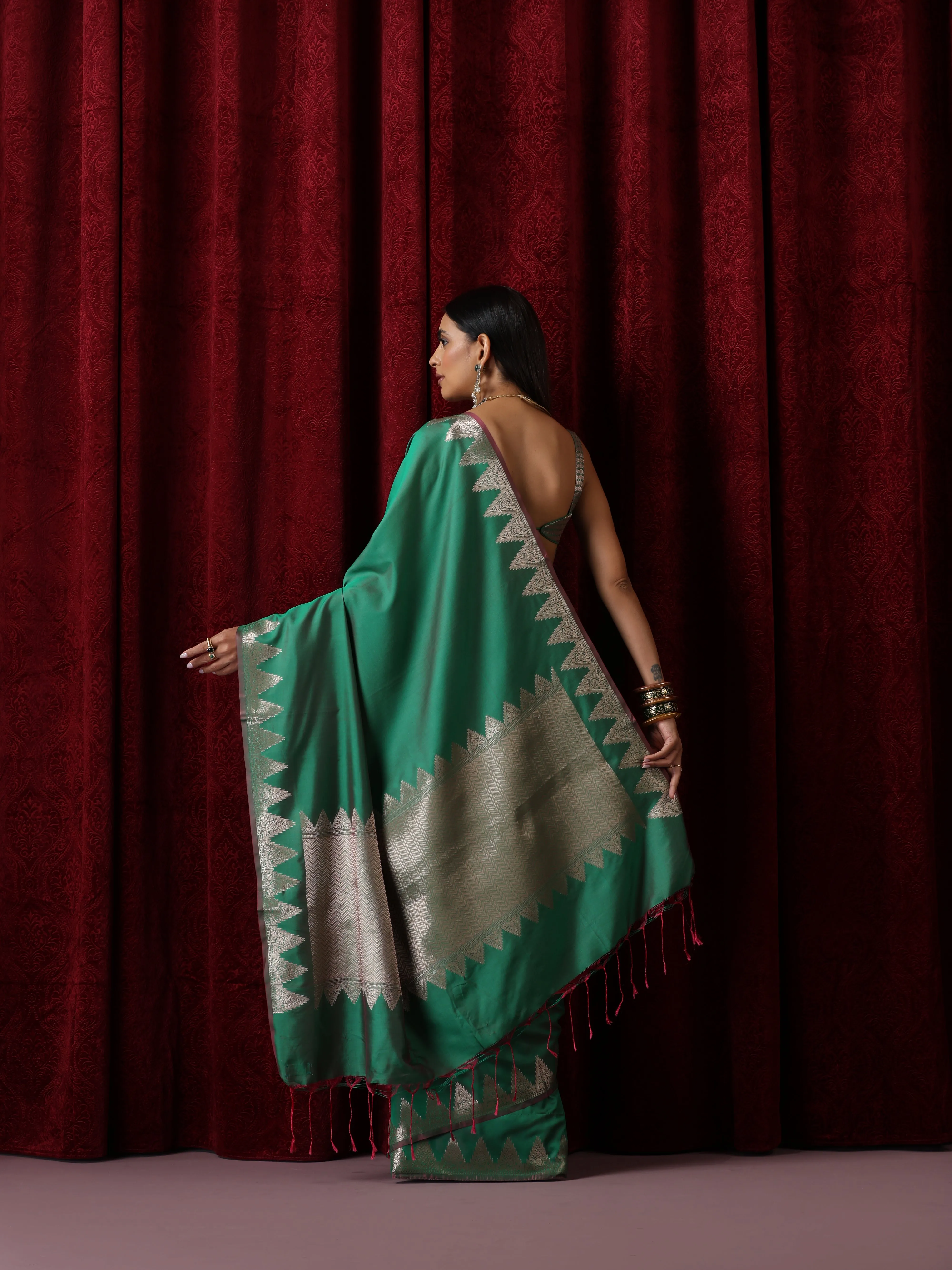 Banaras Green Temple Mul Mul Cotton Silk Saree with Blouse Fabric